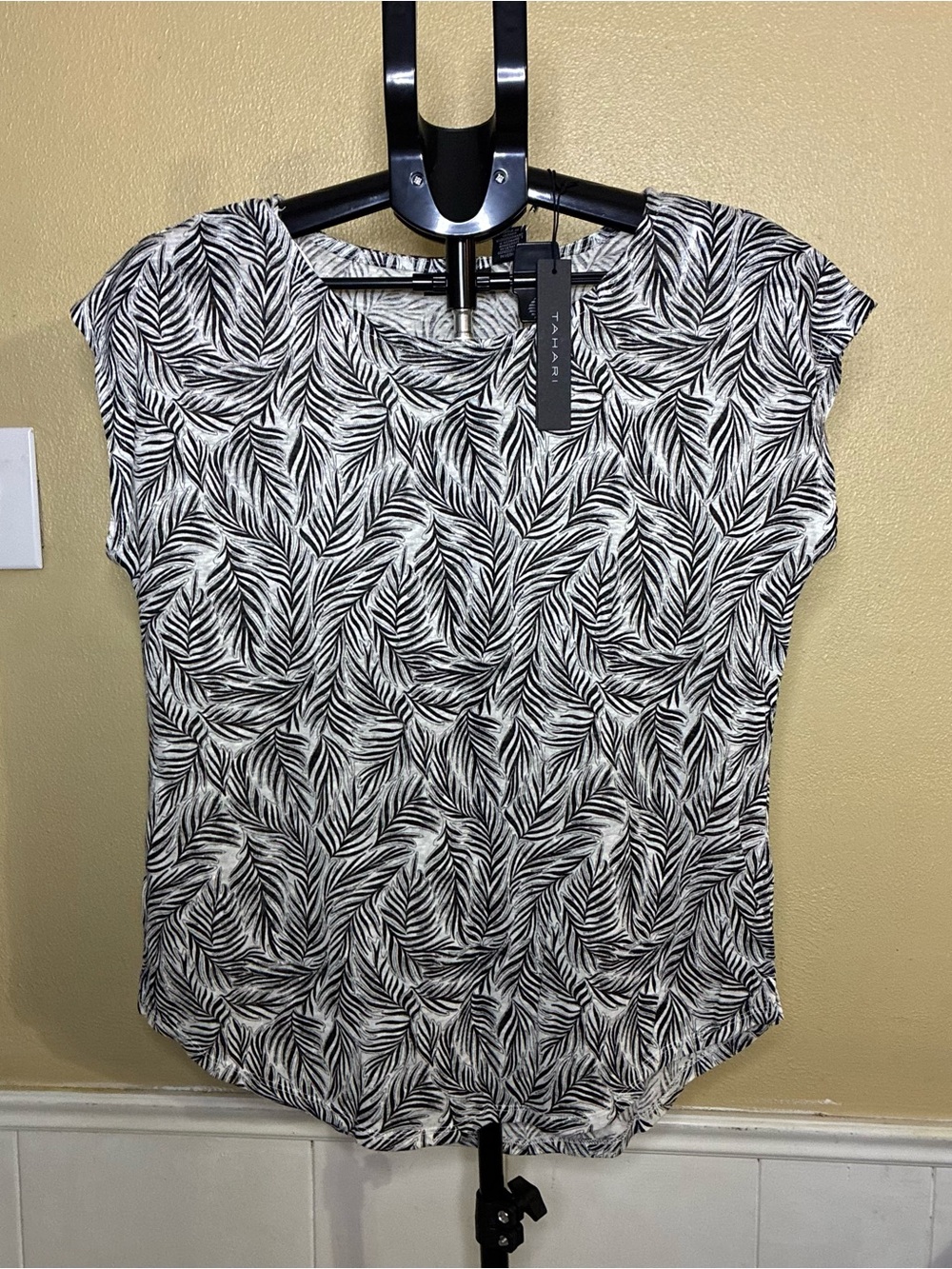 Tahari Black and White Leaf-Print Short Sleeve Blouse